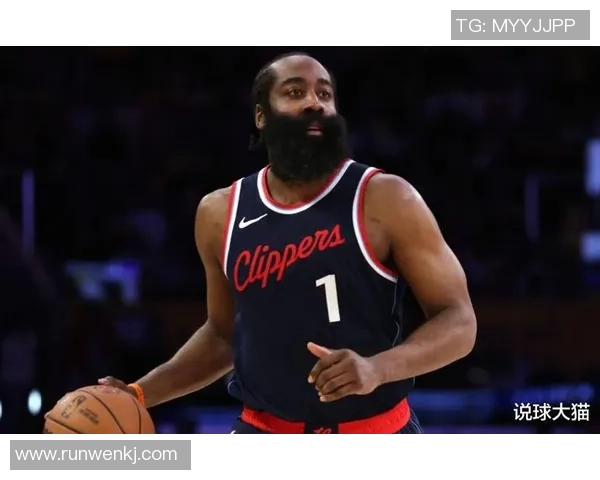 哈登跨界挑战足球明星展现运动员多才多艺的精彩瞬间